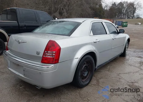 2005 Chrysler 300C z USA, uszkodzony, nr VIN 2C3AA63H25H105751